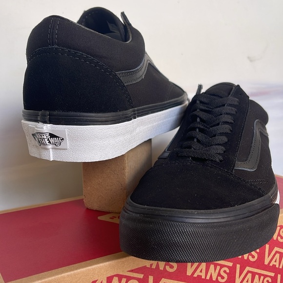 Vans Men’s Old Skool
(Mono Bumper) Black/True
VN0A38G1Q9C
Sneakers - Picture 10 of 16